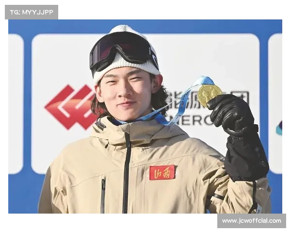 颁奖台双中国选手举国旗,苏翊鸣称“历史性时刻”